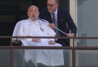 Papa Francisco faz primeira aparição pública após ser internado