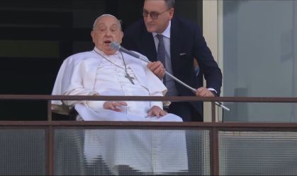 Papa Francisco faz primeira aparição pública desde a internação no hospital em Roma