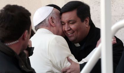 Fábian Báez, padre de uma igreja no centro de Buenos Aires, sendo recebido pelo papa Francisco na Praça de São Pedro, no Vaticano, em 2014.
