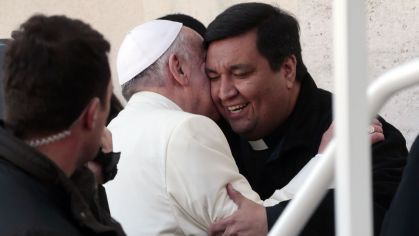 Fábian Báez, padre de uma igreja no centro de Buenos Aires, sendo recebido pelo papa Francisco na Praça de São Pedro, no Vaticano, em 2014.