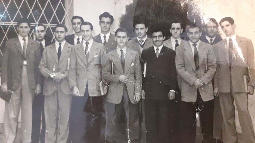 Papa é o quarto da direita para a esquerda, está na fileira de trás. Oscar é o quinto da esquerda para a direita, sorrindo na fileira da frente. Foto dos estudantes do técnico em química. • Arquivo Pessoal