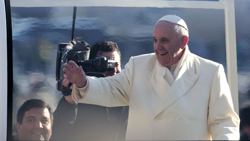 Padre Fábian Báez e papa Francisco em 2014 no Vaticano. • REUTERS