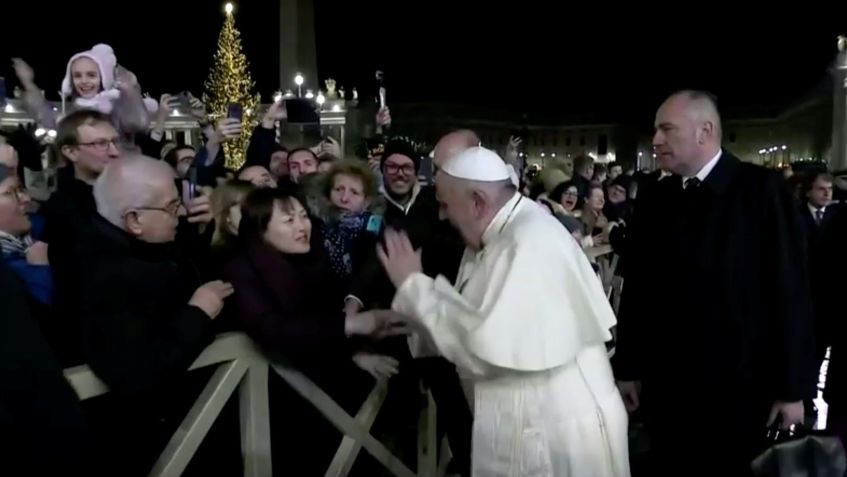 Momento em que papa Francisco deu um tapa no braço de uma mulher que o puxou na Praça de São Pedro, no Vaticano, em 31 de dezembro de 2019. • Vatican Media/Divulgação via REUTERS