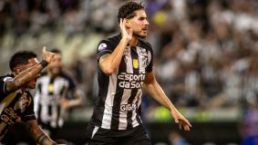 Pedro Raul comemora seu gol no empate entre Ceará e Fortaleza