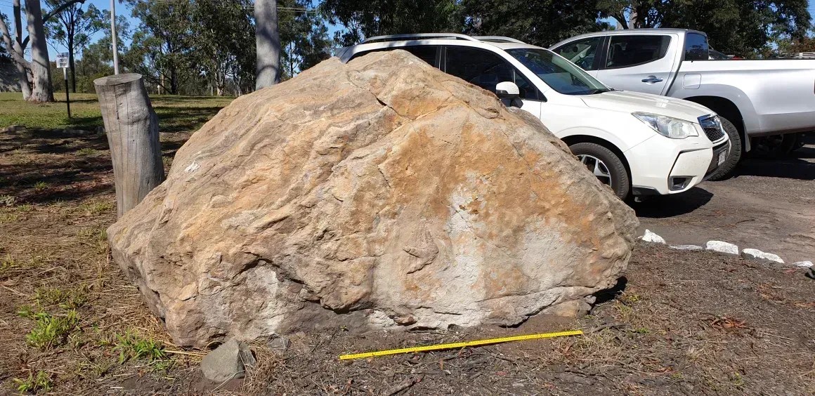 Pesquisadores também analisaram uma pedra sendo usada como marcador de entrada de estacionamento na mina Callide perto de Biloela. A pedra tem duas pegadas distintas deixadas por um dinossauro um pouco maior • Courtesy of The University of Queensland