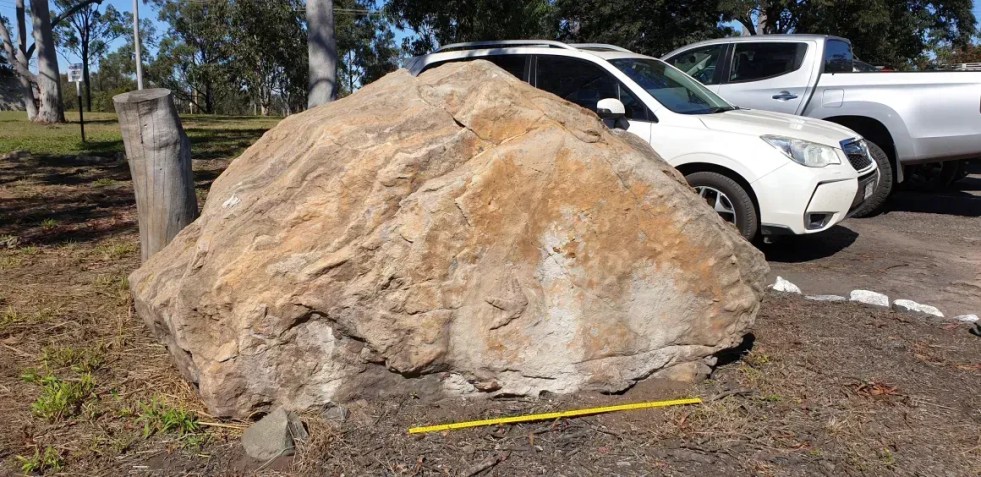 Pesquisadores também analisaram uma pedra sendo usada como marcador de entrada de estacionamento na mina Callide perto de Biloela. A pedra tem duas pegadas distintas deixadas por um dinossauro um pouco maior • Courtesy of The University of Queensland