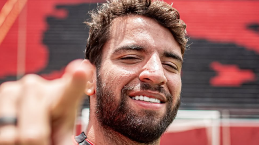 Pepê é anunciado pelo Vitória