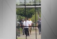 Caso Peretto: acusado debocha com "risadinha" e símbolo antes de audiência