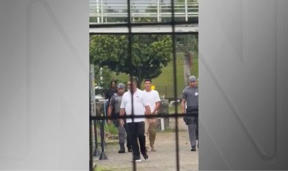 Caso Peretto: acusado debocha com "risadinha" e símbolo antes de audiência