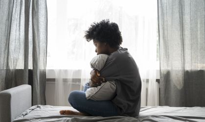 Conexão entre inflamação periférica (no sangue) e sintomas centrais (no cérebro) abre caminho para tratamentos que abordem a inflamação para aliviar sintomas depressivos