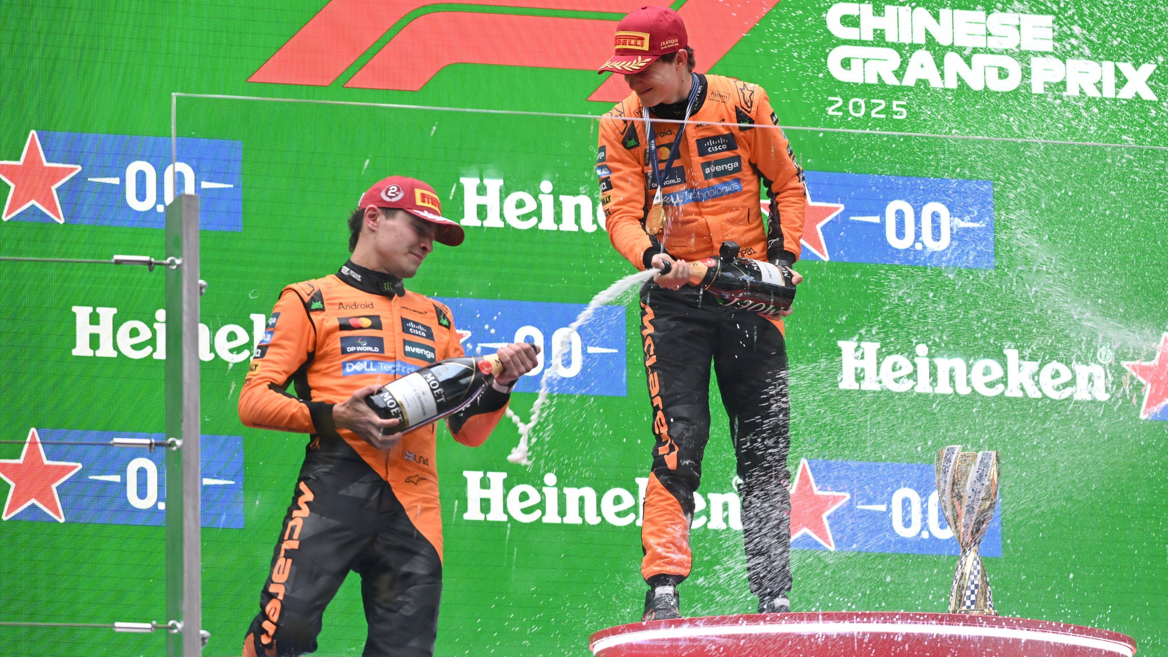 Oscar Piastri e Lando Norris comemoram pódio no GP da China • Foto: Divulgação/ @F1