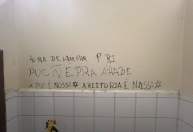 Banheiro da PUC-SP é pichado com ameaça contra árabes