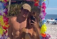 Filho de Giovanna Antonelli e Murilo Benício posa com namorada na praia