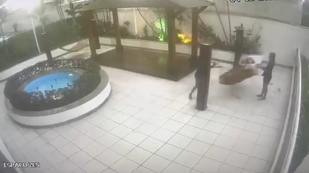 Criança morre atingida por pilastra enquanto se balançava no RJ