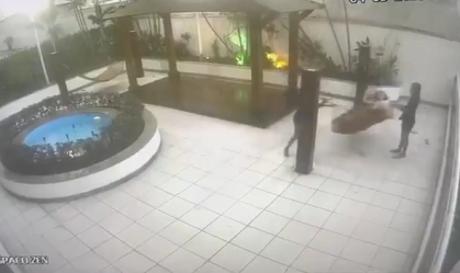 Criança morre atingida por pilastra enquanto brincava de balanço no RJ
