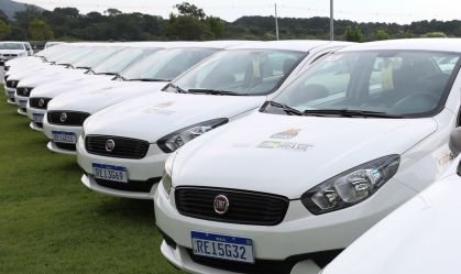 Carro com placa azul, preta, vermelha: saiba o que as cores significam