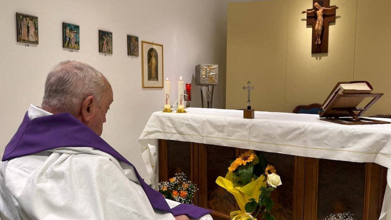 Papa Francisco participando de missa em capela do hospital Gemelli, em Roma.