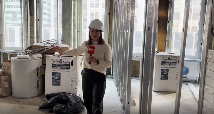 Para ver como funciona a transformação que está acontecendo, a repórter da CNN Brasil Priscila Yazbek visitou um empreendimento que está sendo convertido de escritório para apartamento no centro financeiro de Nova York. • CNN