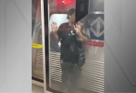 Porta fecha e mulher fica presa entre o vão e a plataforma no metrô de SP