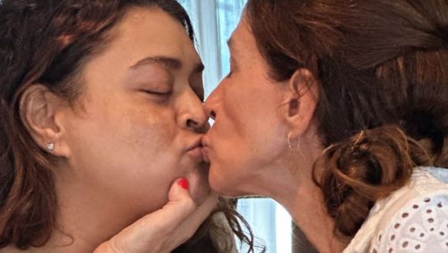 Preta Gil dá selinho em madrasta Flora Gil
