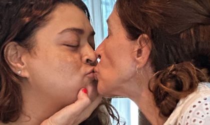 Preta Gil dá selinho em madrasta Flora Gil