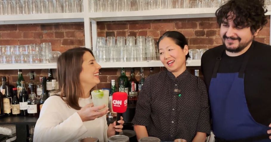 Priscila Yazbek, repórter da CNN Brasil, experimentando o segredo do restaurante de Jupira Lee: a clássica caipirinha. • CNN