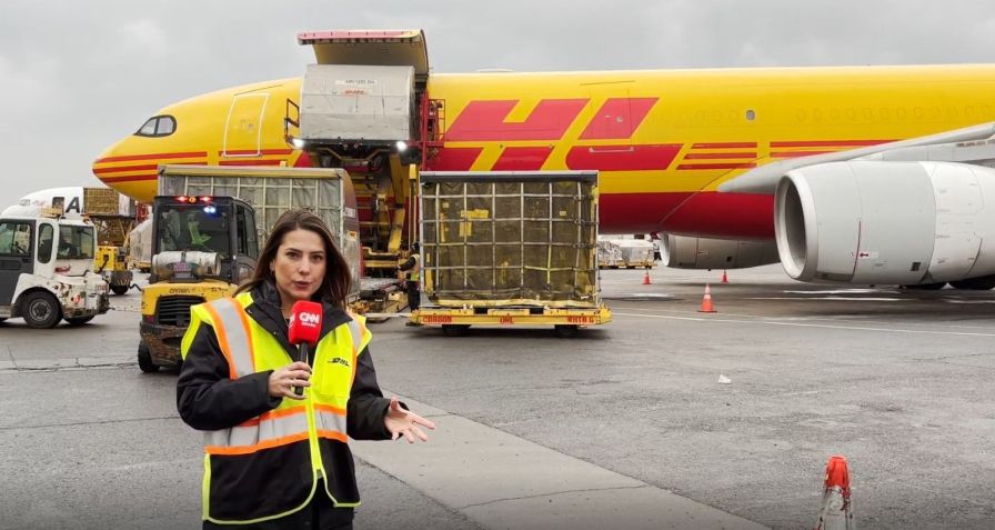 Priscila Yazbek em uma hub ao lado do aeroporto de Nova York.  • CNN