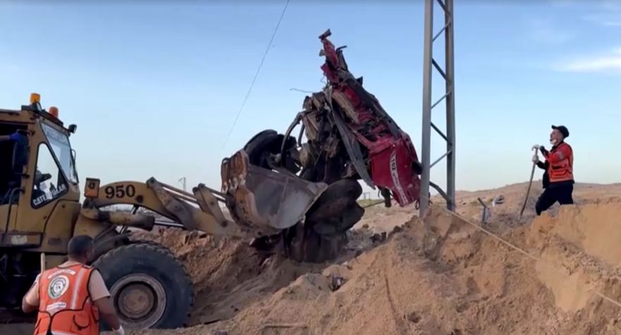Veículo retirado do local onde os corpos de profissionais da Sociedade do Crescente Vermelho da Palestina foram encontrados. • Repodução/Reuters