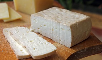 Gripe aviária: vírus sobrevive em queijo de leite cru por meses, diz estudo