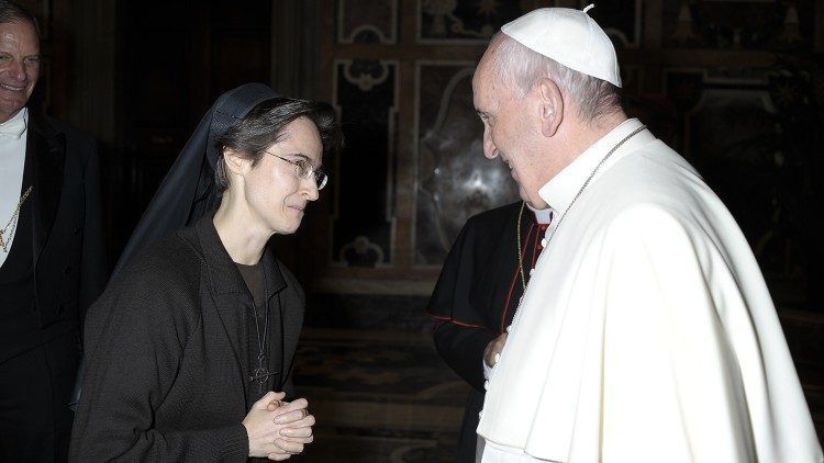 Raffaella Petrini com o papa Francisco. • Vatican Media via Vatican News