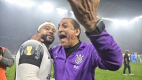 Ramón Díaz comemora o título paulista com Memphis Depay