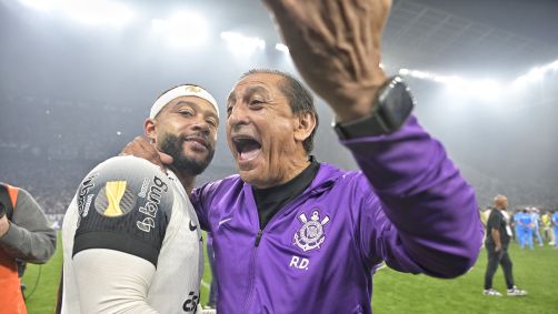 Ramón Díaz comemora o título paulista com Memphis Depay