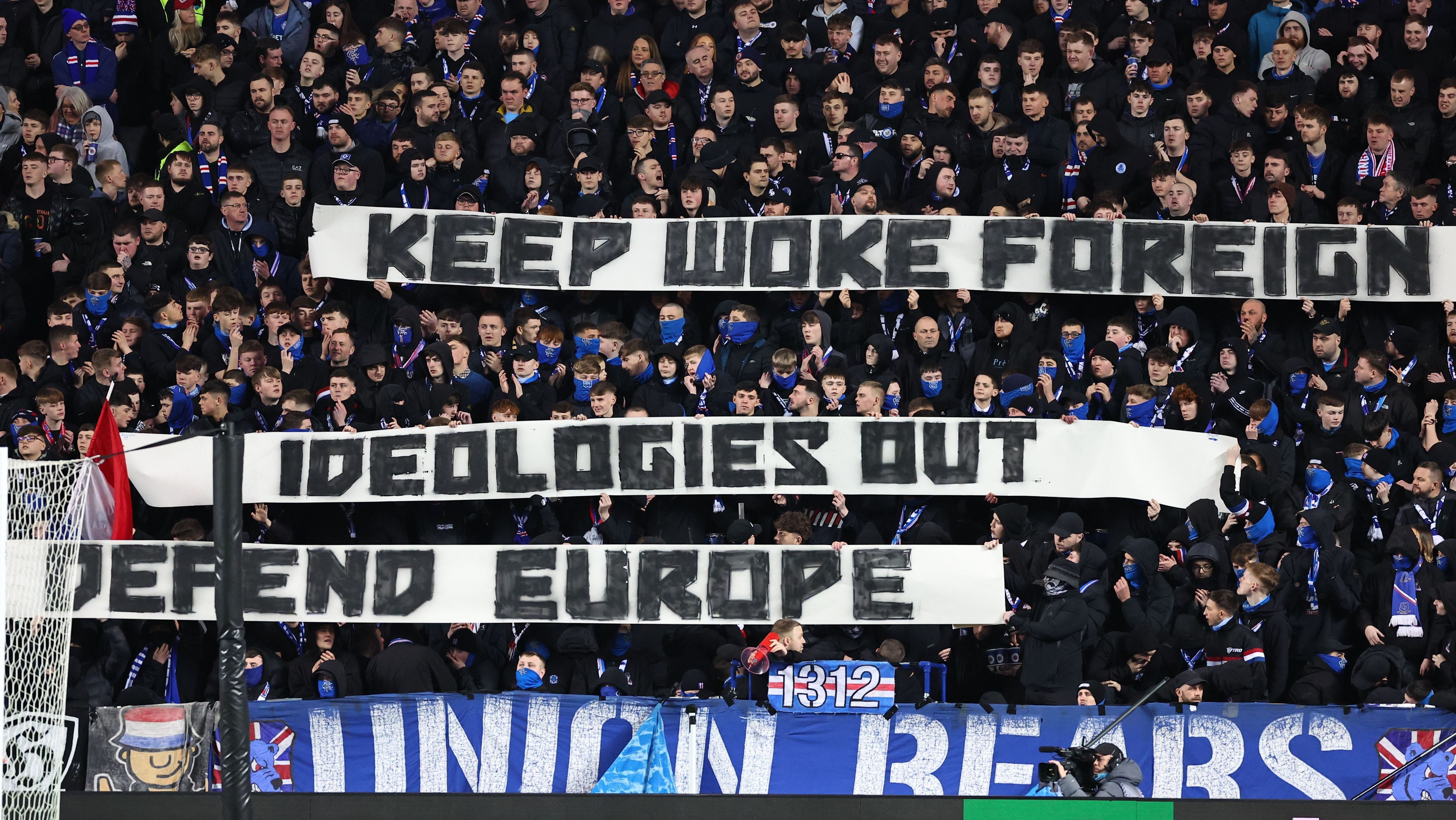 UEFA considerou cartazes de torcedores do Rangers "racistas e discriminatórios"
