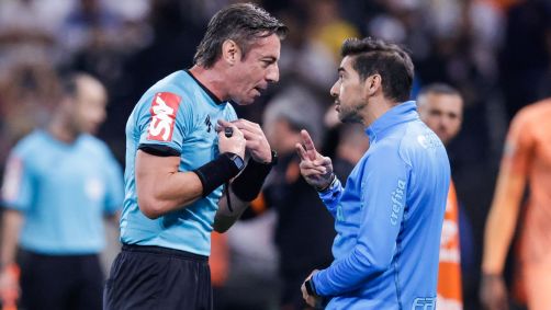 Raphael Claus conversa com Abel Ferreira em um Corinthians x Palmeiras de 2022