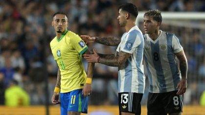 Raphinha discute com jogadores da Argentina na derrota em Buenos Aires