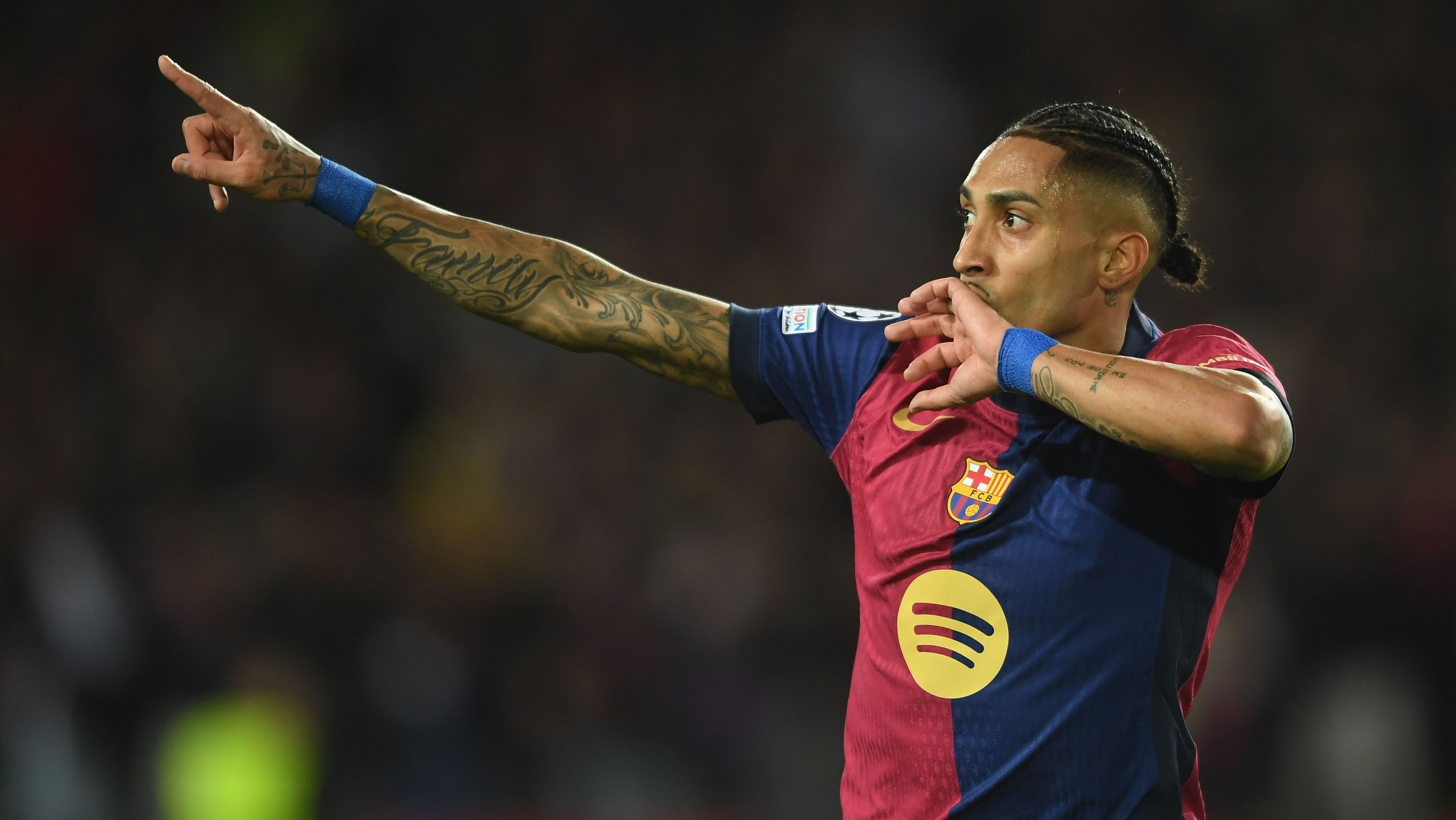 Raphinha comemora gol contra o Benfica pela Champions League