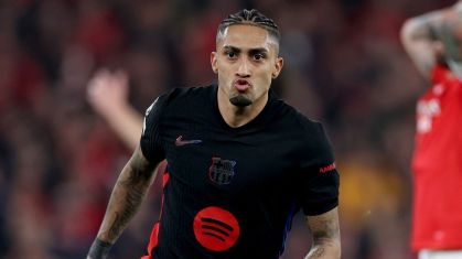 Raphinha comemora gol do Barcelona contra o Benfica