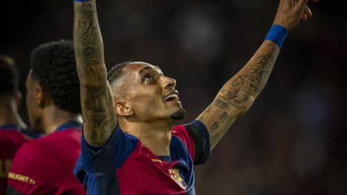 Raphinha comemora gol pelo Barcelona