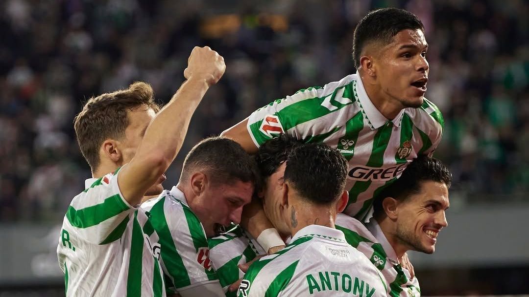 Jogadores do Betis comemorando gol sobre o Real Madrid