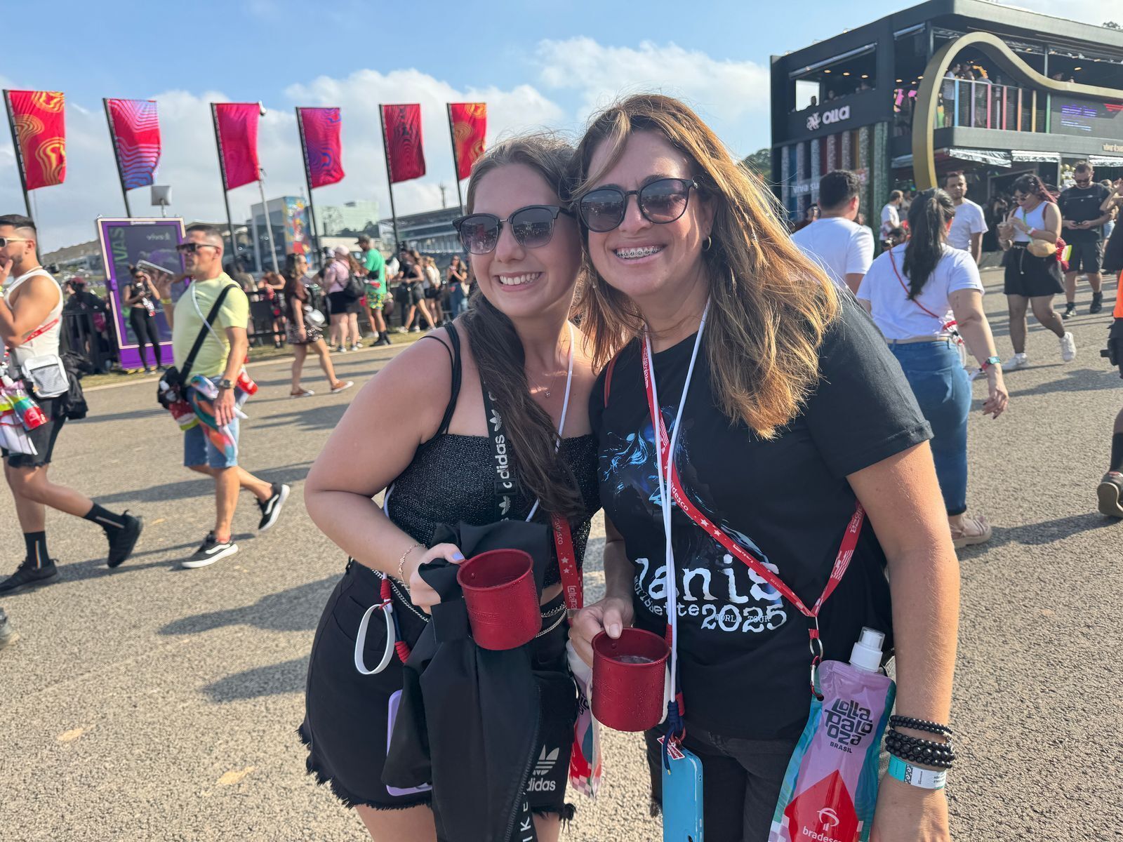 Isadora e Regiane: sem dormir direito pela expectativa de ver Alanis Morissette • Ana Beatriz Dias/CNN