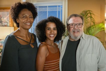 Eunice (Edvana Carvalho), Fernanda (Ramille) e Bartolomeu (Luís Melo) no remake de &quot;Vale Tudo&quot;