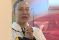 BBB25: veja as fofocas escritas nos cartazes lidos por Renata na Vitrine
