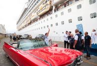 Roberto Carlos dirige carro luxuoso antes de embarcar em seu cruzeiro; veja