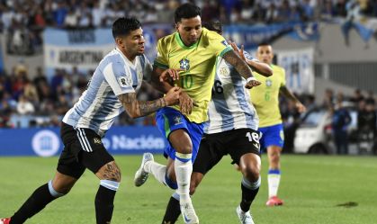 Romero e Rodrygo disputam a bola em Argentina 4 x 1 Brasil