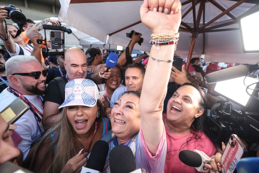 Angelina Basílio, presidente da escola de samba Rosas de Ouro, se emociona e comemora com os integrantes da agremiação ao fim da apuração • WERTHER SANTANA/ESTADÃO CONTEÚDO