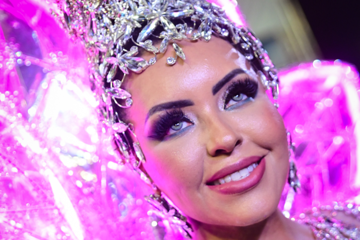 Ana Beatriz Godoi, rainha de bateria da Rosas de Ouro, usou roupa que soltava aromava de rosas no Anhembi • Imagem: Leo Franco e Natália Rampinelli