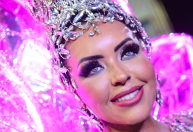 Rainha da Rosas de Ouro desfila com fantasia que exala perfume para público