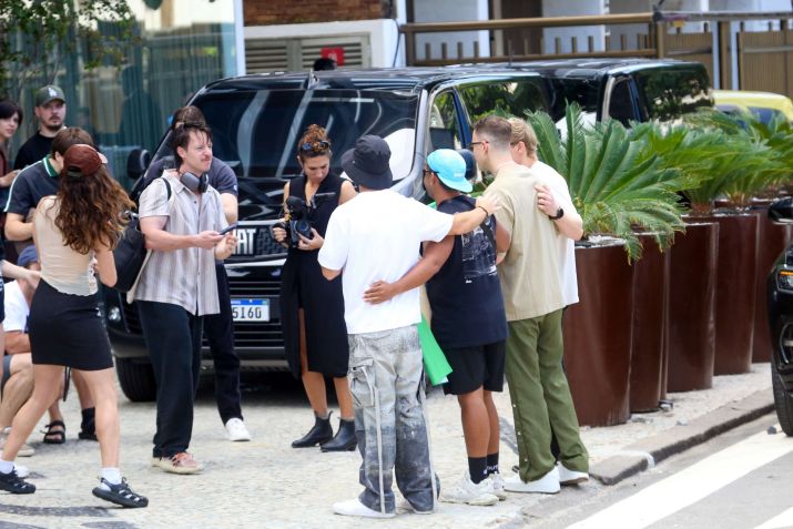 A banda está hospedada no bairro Ipanema e foi recebida por fãs • JC Pereira/Agnews
