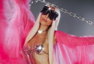 Sabrina Sato aposta em look futurista para segundo dia de Carnaval