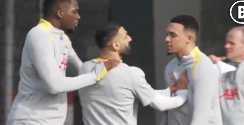 Salah e Alexander-Arnold durante treino do Liverpool